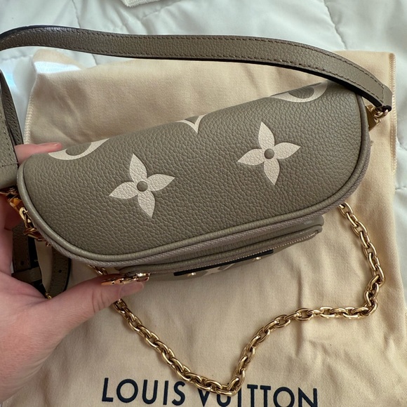 Louis Vuitton mini bumbag - Picture 6 of 7